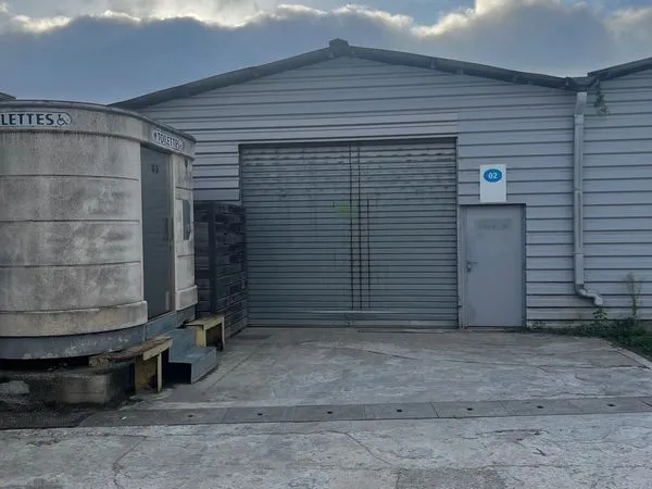 Dépôt entrepôt hangar de 100 m2, rideau métallique , hauteur sous plafond 3m5, bureau 18 m², eau ele