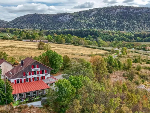 Vends maison - 800 m² - 14 pièces, 10 chambres - Bonlieu 39130