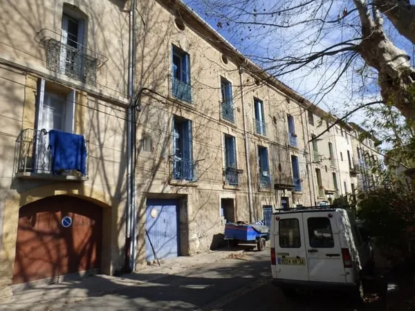 Pézenas immeuble de rapport de 6 Appartements avec un immense grenier. Garage et petit terrain.