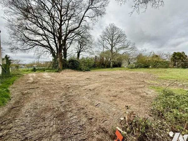 Terrain 596 m²