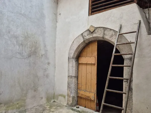 Maison de ville avec cour intérieure et dépendance