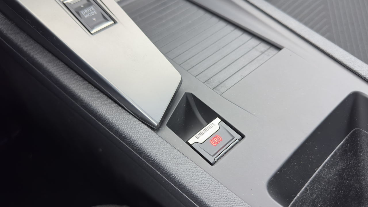 Peugeot 308 SW PHEV 180 e-EAT8 — photo 31
