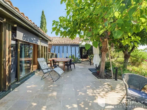 Dans un cadre privilégié, proche Cordes sur ciel, Maison d'architecte de plain-pied avec piscine et 