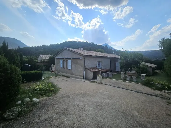 Villa de plain-pied sur terrain plat clôturé avec vue panoramique sur les montagnes  Quartier résid