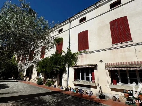 Maison 18 pièces 889 m²
