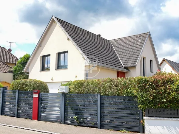 Maison familiale aux portes de la Suisse - 7 pièces, 6 chambr