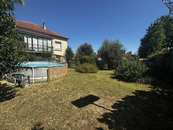 Maison composée de deux logements avec jardin