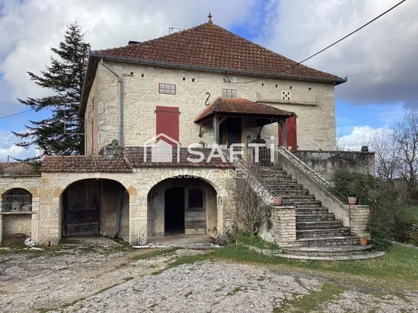 Beau corps de ferme avec maison de 120 m²+ 748 m² de dépendances et 39 hectares de terres