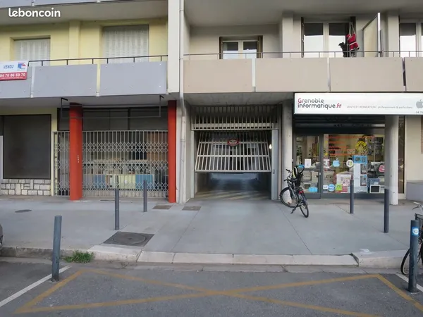 Parking/box 1 pièce 13 m²