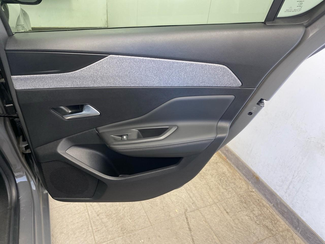 Peugeot 308 hybrid 145 e-dcs6 allure — photo 24