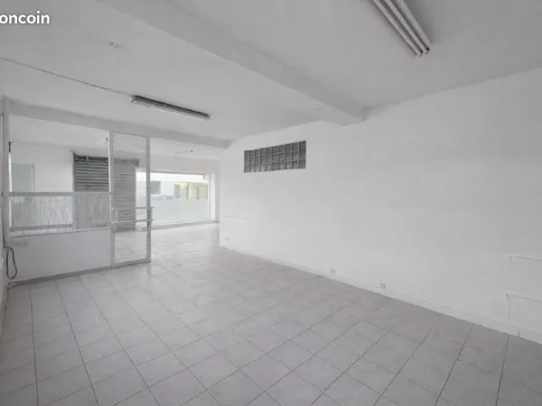 Local de 80 m² avec très grande vitrine