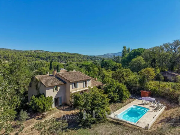 Maison 5 pièces 235 m²