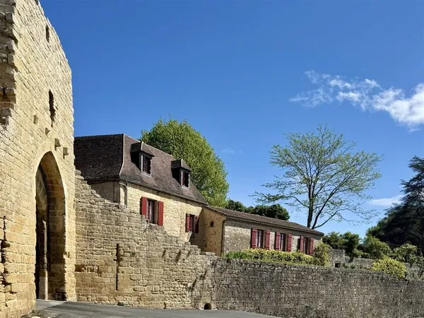 Grande maison historique, située sur les remparts de Domme en Périgord Noir.