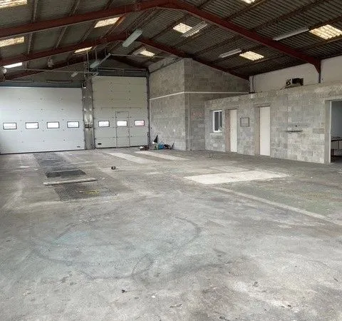 A louer local d'activité commercial de 285 m²