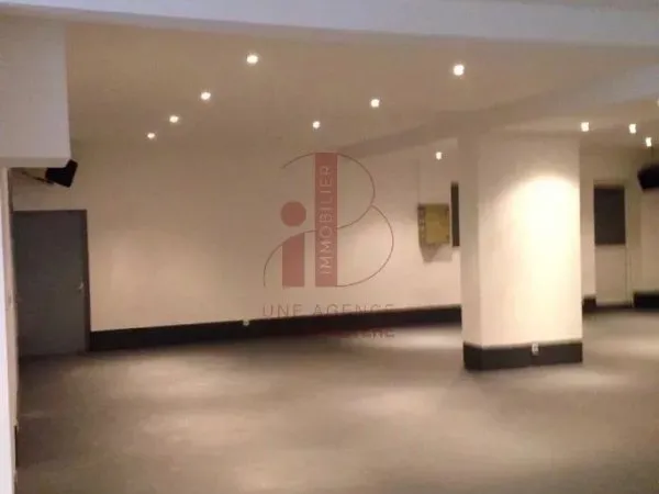 A 10 Mns De Fontainebleau Local A Usage Commercial Traversant de 430 M² Loi Carrez