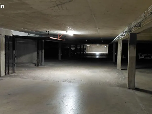 Place parking souterrain sécurisé