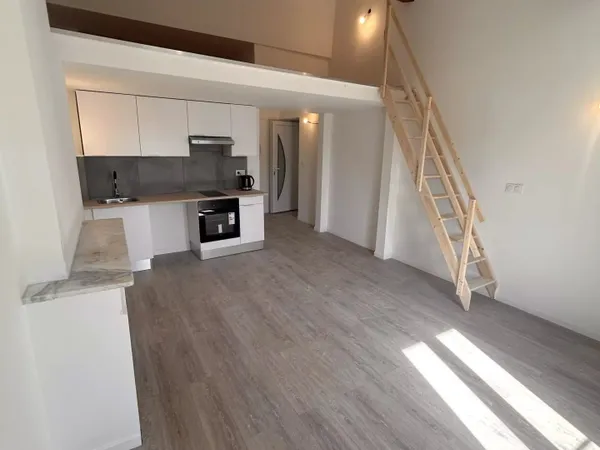 T1 de 27,25 m² + mezzanine 11m2 entièrement rénové - Centre historique de Vence - Idéal investisseme