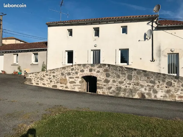 Location d'une maison de bourg : Au RDC, cuisine ouverte sur séjour + arrière-cuisine + WC ; à l'éta