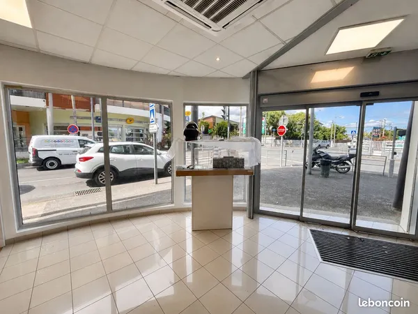 Local 107 m² RDC - Emplacement n°1 avec parkings privatifs