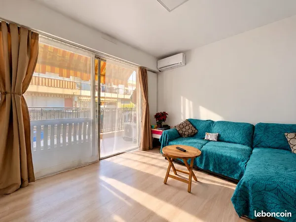 Grand studio avec terrasse - Golfe-Juan centre / plage à 2 min