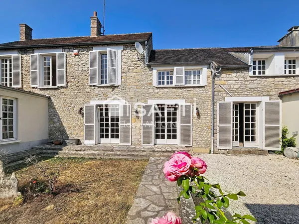 Maison familiale avec logement indépendant et grand garage.
