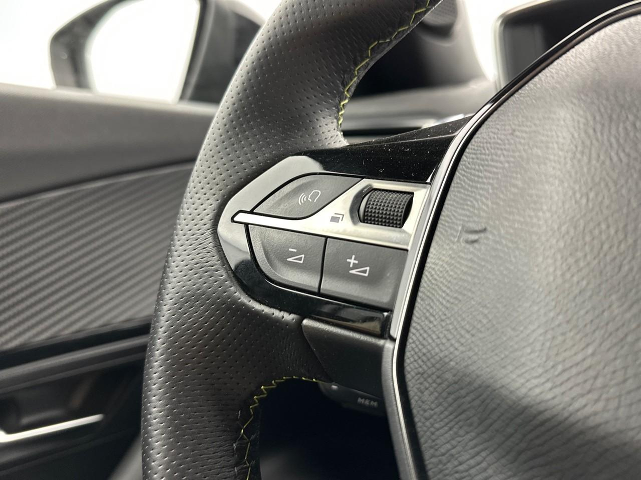 Peugeot 2008 puretech 130 s&s eat8 gt pack — photo 18