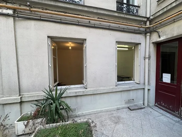 Paris 17ème Square des Batignolles. 2 pièces 1 chambre..