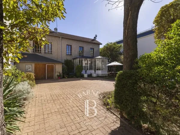 LA GARENNE COLOMBES MAISON FAMILIALE AVEC JARDIN