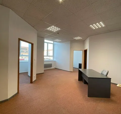 A louer: bureau rénové 50 m2, belle luminosité avec parking. 1er étage avec ascenseur