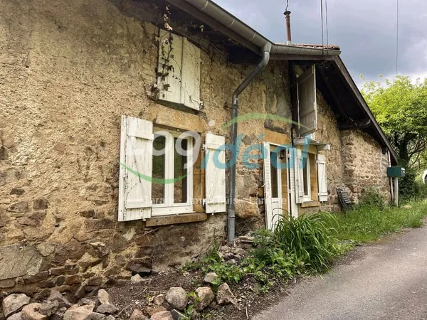 Chambost Allières. Maison de hameau sans terrain élevée sur