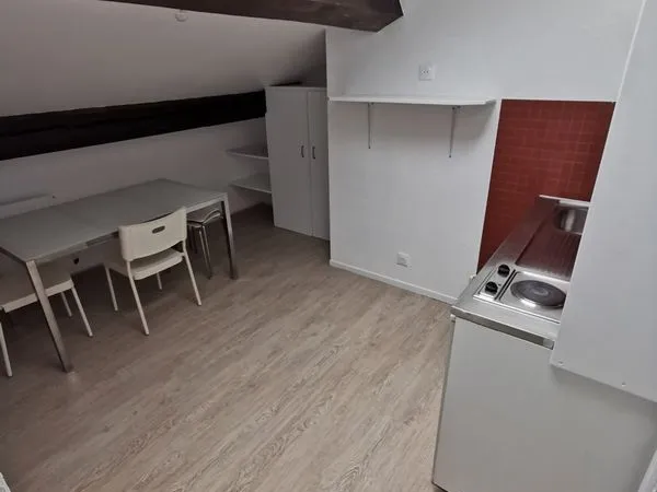 Studio lot 13 pour étudiant libre de suite proche fac lettres et droit au 36 rue Charles Keller 5400