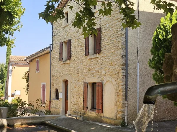 À LOUER Grande maison de village à Buisson