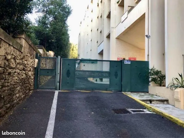 Garage dans résidence sécurisée face gare