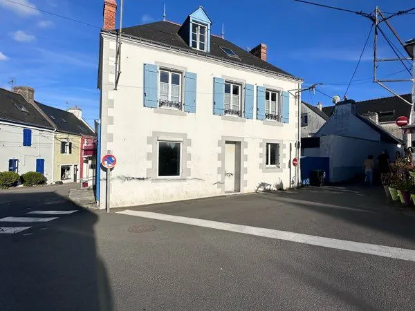 île de groix - maison de bourg avec commerce + dépendance