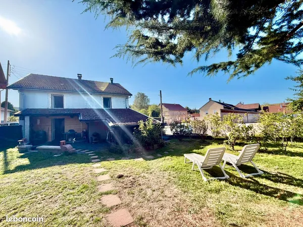 Maison de village individuelle 114 m2 4 pièces avec beau terrain arboré et clôturé