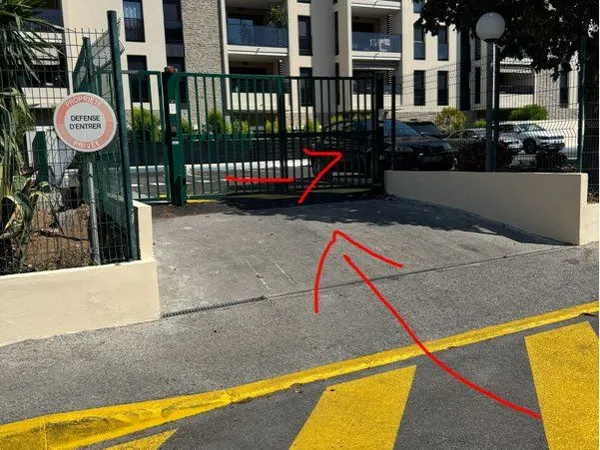 Place de parking sécurisé extérieur