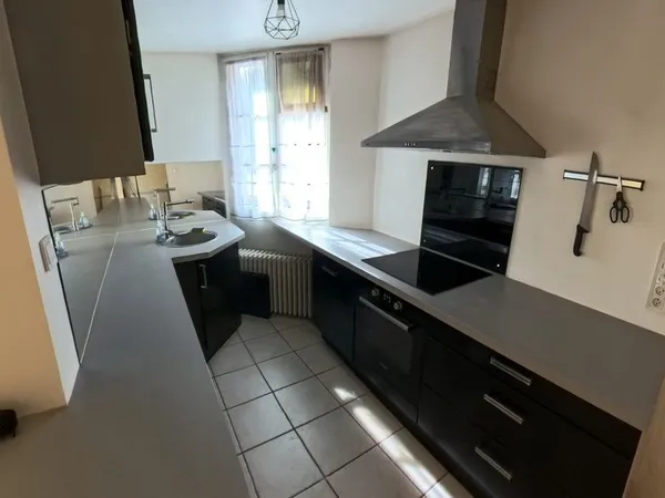 Maison de bourg 100m² habitables + 200m² de potentiel (Local