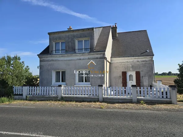 Maison à rénover avec vue Loire et nombreuses dépendances