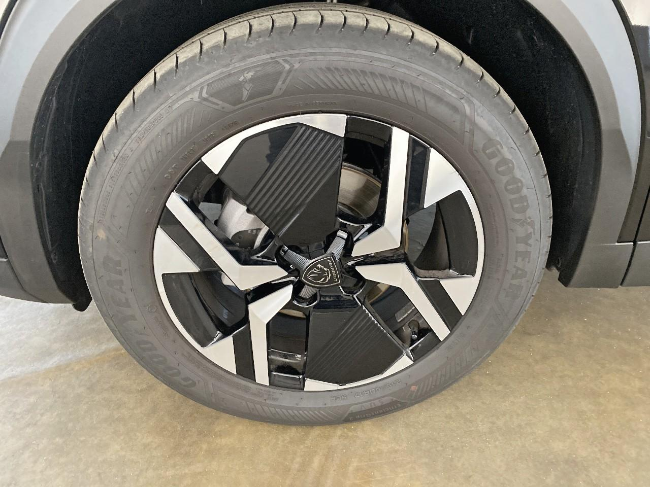 Peugeot 2008 turbo 100 ch bvm6 allure — photo 11