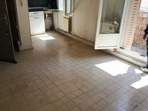 T2 vide 33m² avec balcon - 1er étage - Rue de Crimée 13003 - 650