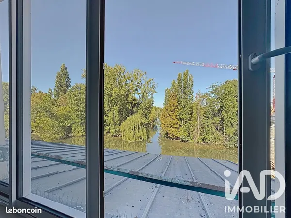 Local 786 m² Poissy