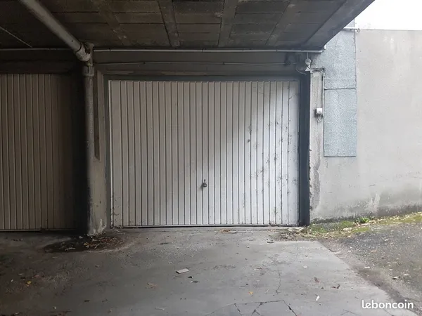 Box fermé 17m² - rue Abbé Grégoire proche de Nicolas Chorier