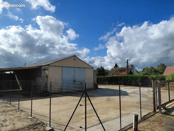 Local d’activité et entrepôt Location Souligné-sous-Ballon 136m² 720€
