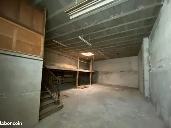 Hangar 130m2 / centre-ville