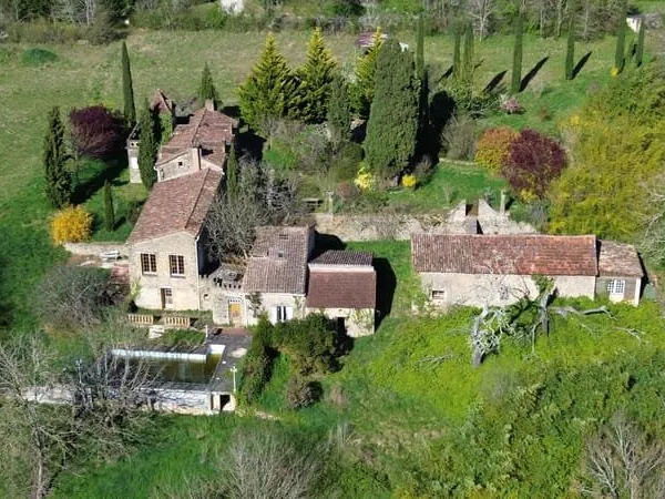 Propriété en pierre du Périgord avec dépendances, piscine, vue dégagée et calme !