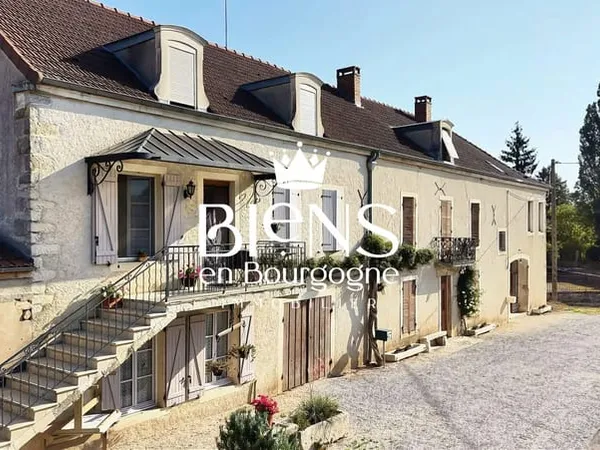 EXCLUSIF LA ROCHEPOT, ensemble immobilier offrant un fort potent