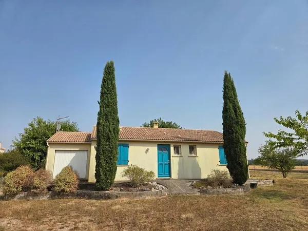 Jolie maison sur un terrain spacieux et calme.