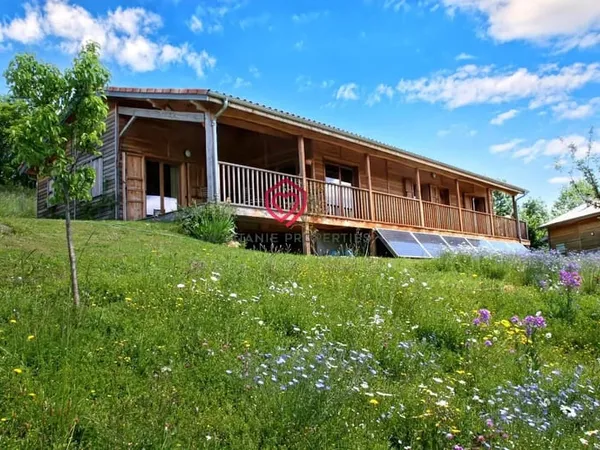 Maison écologique en bois avec jolie vue sur un vaste terrain