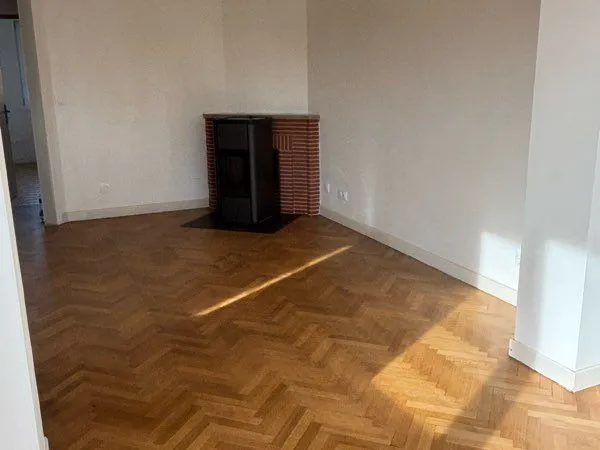 Maison individuelle rénovée - 2 chambres + bureau - jardin privatif - garage 2 véhicules