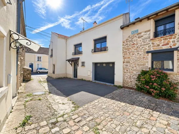MARCOUSSIS - Maison Ancienne Rénovée de 95 m2 - 5 pièces - Garage et cour - Très bon état